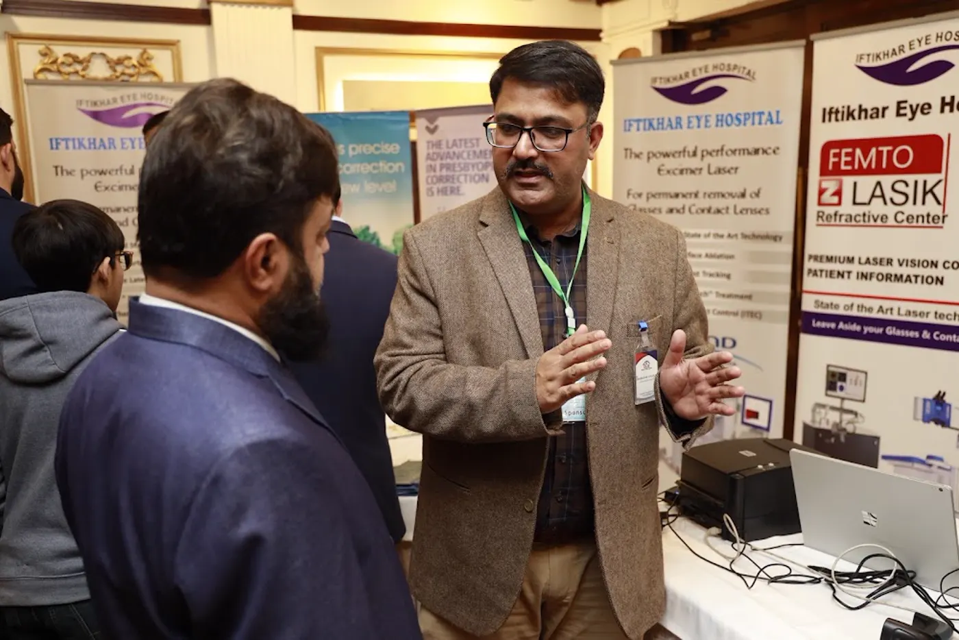A member of the Optician Dynamics team explaining the software to an optician at the DOA workshop booth